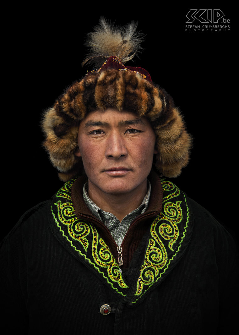 Ulgii - Golden Eagle Festival - Berkutchi Portret van een fiere berkutchi, oftewel Kazaks adelaarjager in het westen van Mongolië.  De adelaarjagers dragen ook steevast een 'tomach', een bontmuts van vossenhuid gecombineerd met rode of fuschia stof. Stefan Cruysberghs